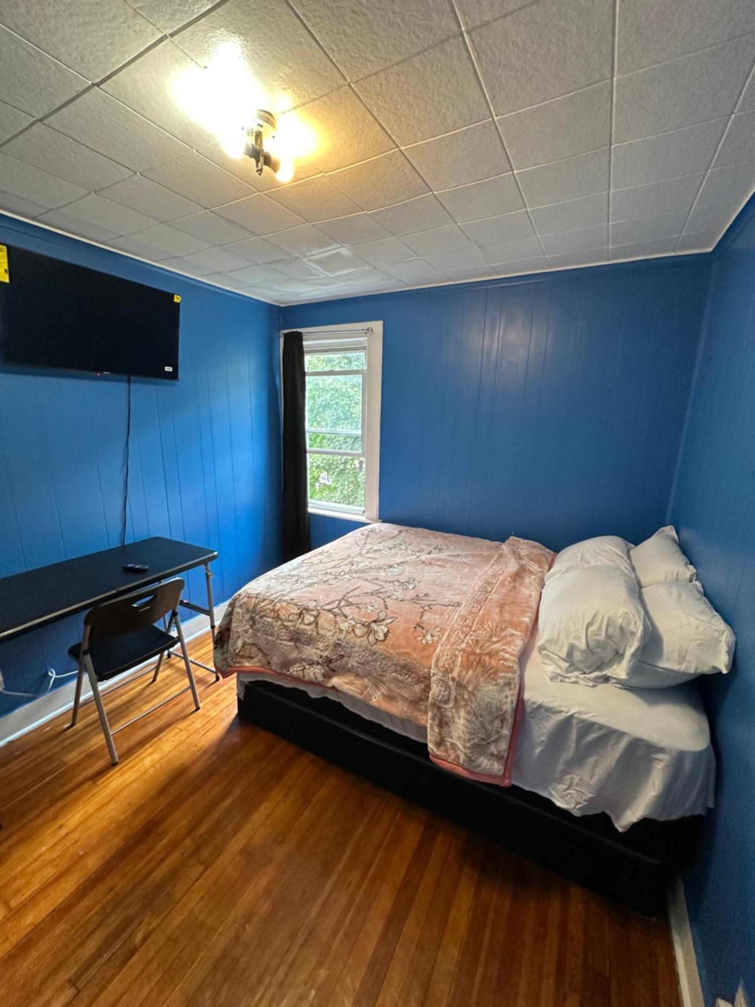 Homestay Fidelia Fuchsite Room, Queen Bed Minutes From Newark Liberty International Airport And Newark Penn Station *